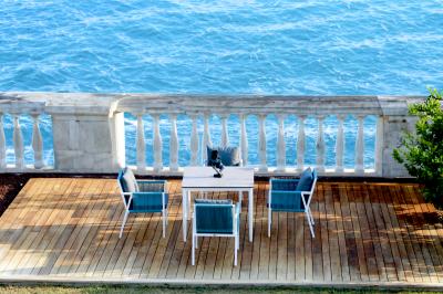 Fig & Cherry Powder-Coated Aluminum Table - Souris Table